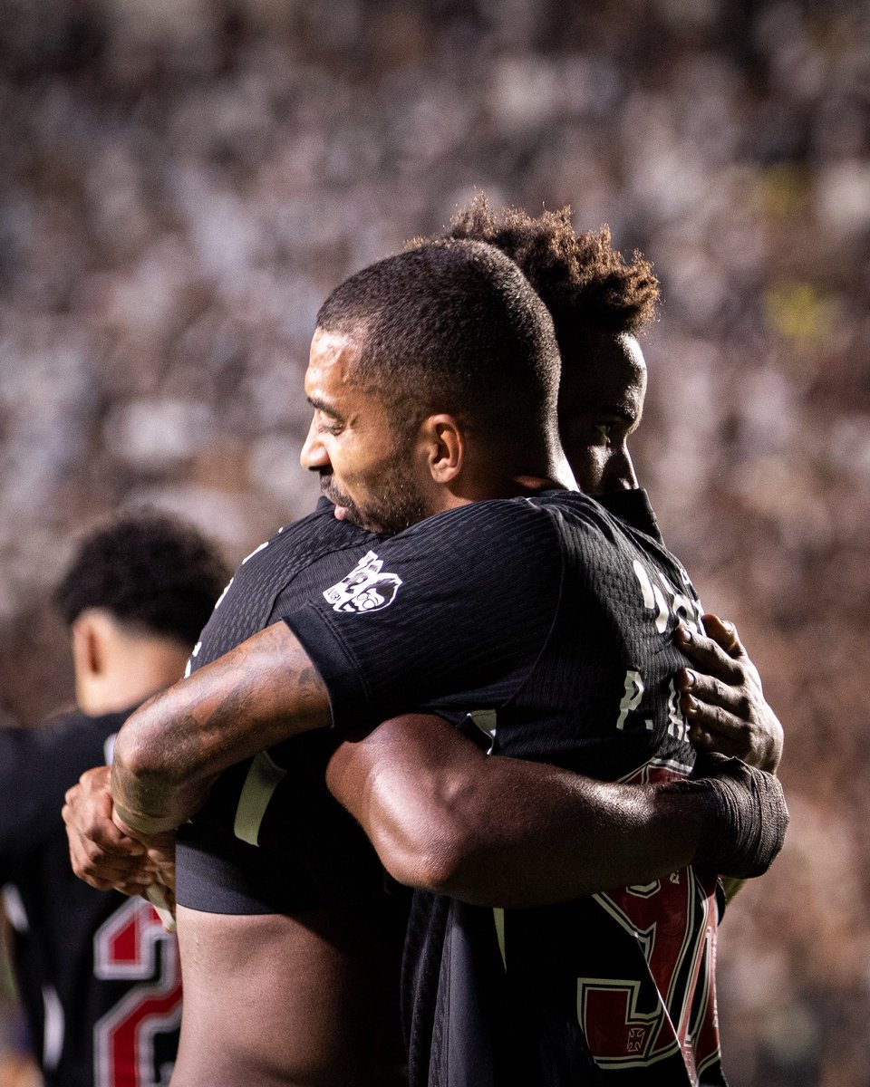 VascodaGama's tweet photo. 9️⃣6️⃣ 🤝 2️⃣3️⃣

O abraço da classificação! 💢

📸: Dikran Sahagian | #VascoDaGama https://t.co/3a1oCJJWd6
