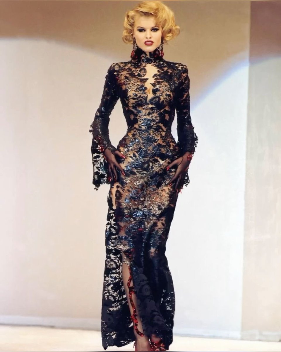 HeavenOn42803's tweet photo. Mugler https://t.co/b0q5CUiBWn