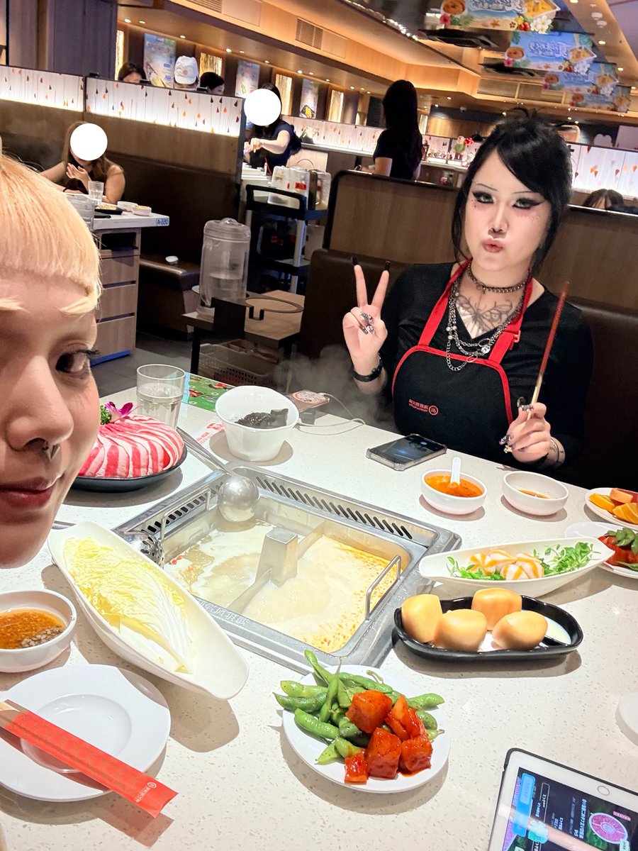 pirillllllls's tweet photo. お友達と火鍋行ってきたけど、店出て歩いてたらお腹おかしくて、帰宅電車腹痛地獄だった
何が合わなかったのかはわからないけど、、めっちゃお腹痛かった

慣れてない食べ物はダメね、、

あと���っちゃけマーラータン行った方が安い
スープで3000円てふざけすぎだろ！！
#火鍋 https://t.co/b5iDsy5IwE
