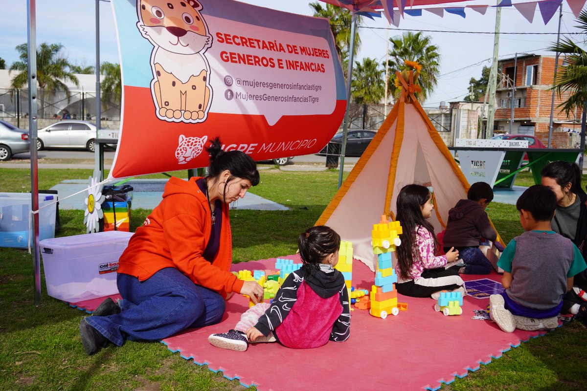 SecMujeresTigre's tweet photo. ❄️🎨Educación en las Plazas en la Plaza 20 de Junio de Bancalari

Junto a niñas, niños, adolescentes y sus familias disfrutamos del show del Mago Galo, juegos, talleres, ajedrez y distintas propuestas del Municipio de Tigre. 💜
@ZamoraJulio @GiselaLZamora  @NaOlivieri https://t.co/5JNqF62Zmd