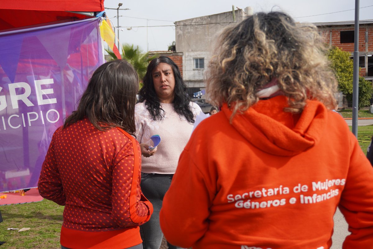SecMujeresTigre's tweet photo. ❄️🎨Educación en las Plazas en la Plaza 20 de Junio de Bancalari

Junto a niñas, niños, adolescentes y sus familias disfrutamos del show del Mago Galo, juegos, talleres, ajedrez y distintas propuestas del Municipio de Tigre. 💜
@ZamoraJulio @GiselaLZamora  @NaOlivieri https://t.co/5JNqF62Zmd