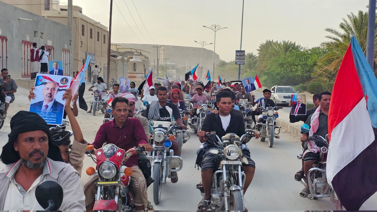 MBazmalh's tweet photo. يحدث الآن | مسيرة جماهيرية حاشدة بالدراجات النارية تجوب شوارع مديرية #ساه 
المشاركون ينددون بتردي الأوضاع المعيشية وارتفاع الأسعار وتدهور الخدمات، ويجددون التفويض للرئيس القائد #عيدروس_الزبيدي ويرفضون الوصاية والتدخلات الخارجية.
#عيدروس_في_قلب_الجنوبيين
#التصعيد_الشعبي_الجنوبي https://t.co/JsoxloUdQy