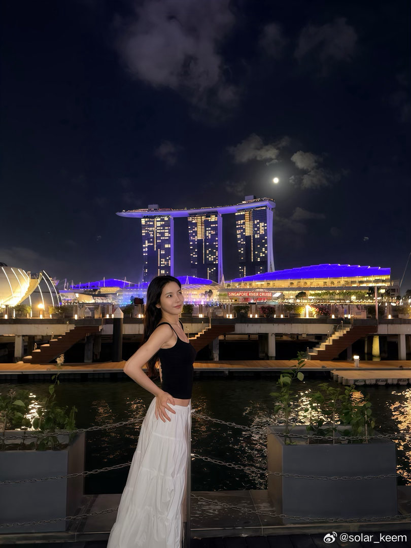 DragonKazoo77's tweet photo. Solar dressed up before her flight to Singapore so she could visit the city right after landing! She's such a J! https://t.co/dti2bSklTq