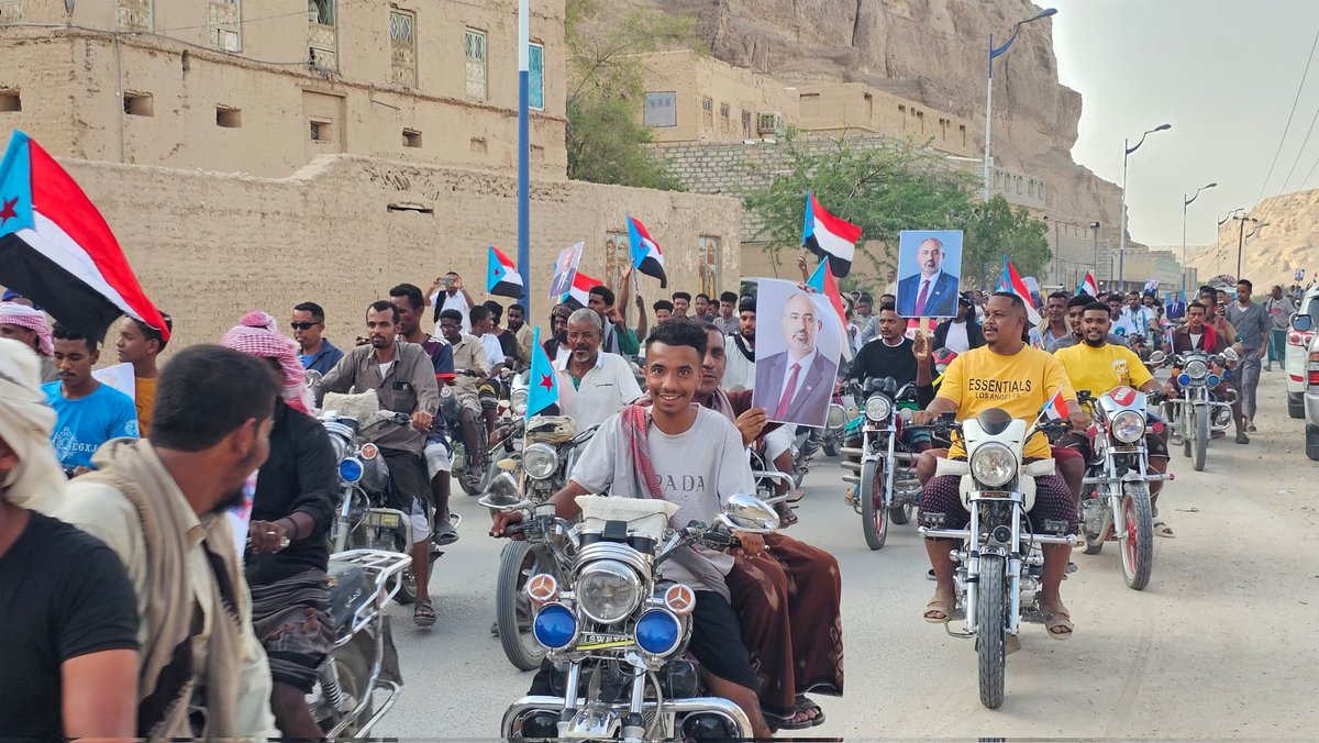 MBazmalh's tweet photo. يحدث الآن | مسيرة جماهيرية حاشدة بالدراجات النارية تجوب شوارع مديرية #ساه 
المشاركون ينددون بتردي الأوضاع المعيشية وارتفاع الأسعار وتدهور الخدمات، ويجددون التفويض للرئيس القائد #عيدروس_الزبيدي ويرفضون الوصاية والتدخلات الخارجية.
#عيدروس_في_قلب_الجنوبيين
#التصعيد_الشعبي_الجنوبي https://t.co/JsoxloUdQy