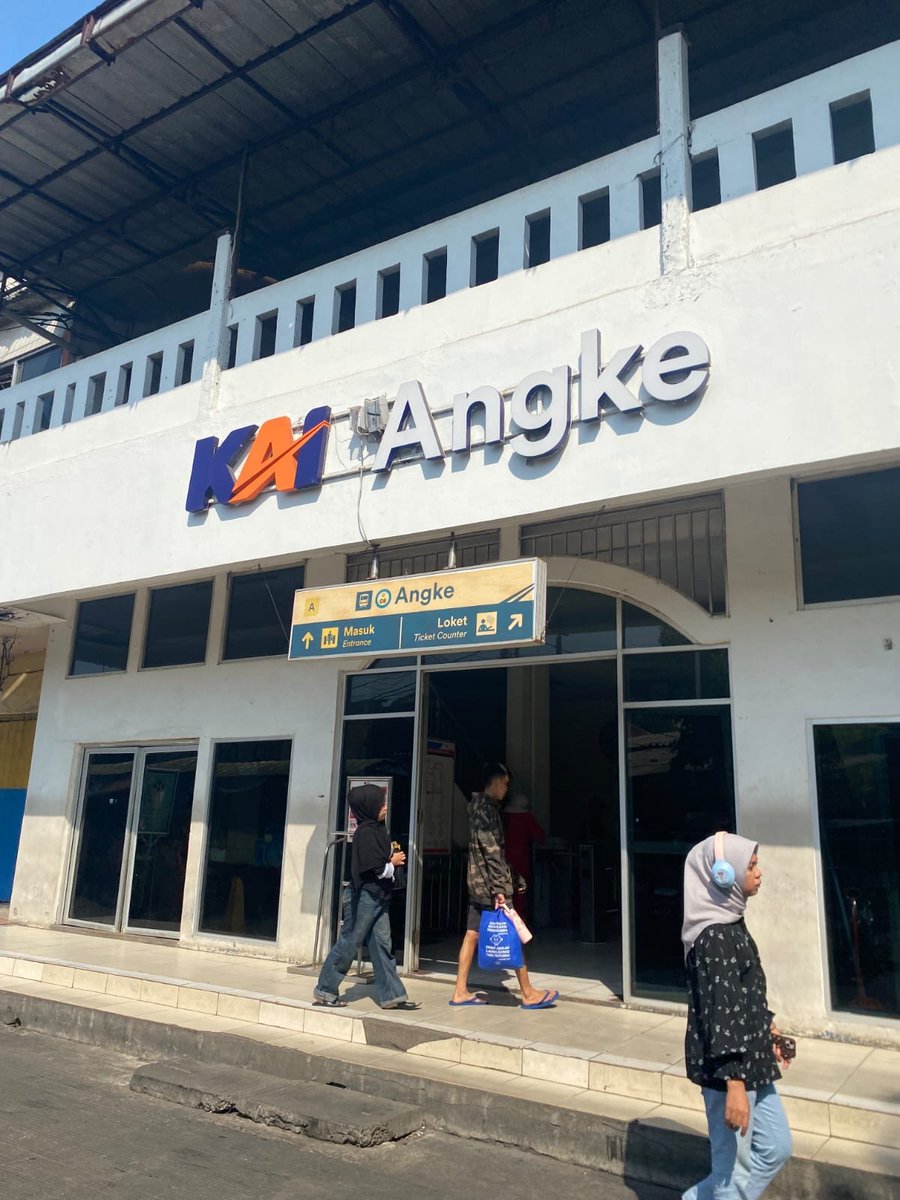 halomeen's tweet photo. akhirnya nemu cara hemat buat PP kantor 😭 bayar KRL pake GoPay QRIS Tap, cashback 100% nya masuk dong. lumayan bgt buat ongkos harian https://t.co/iMoIaSfVw9
