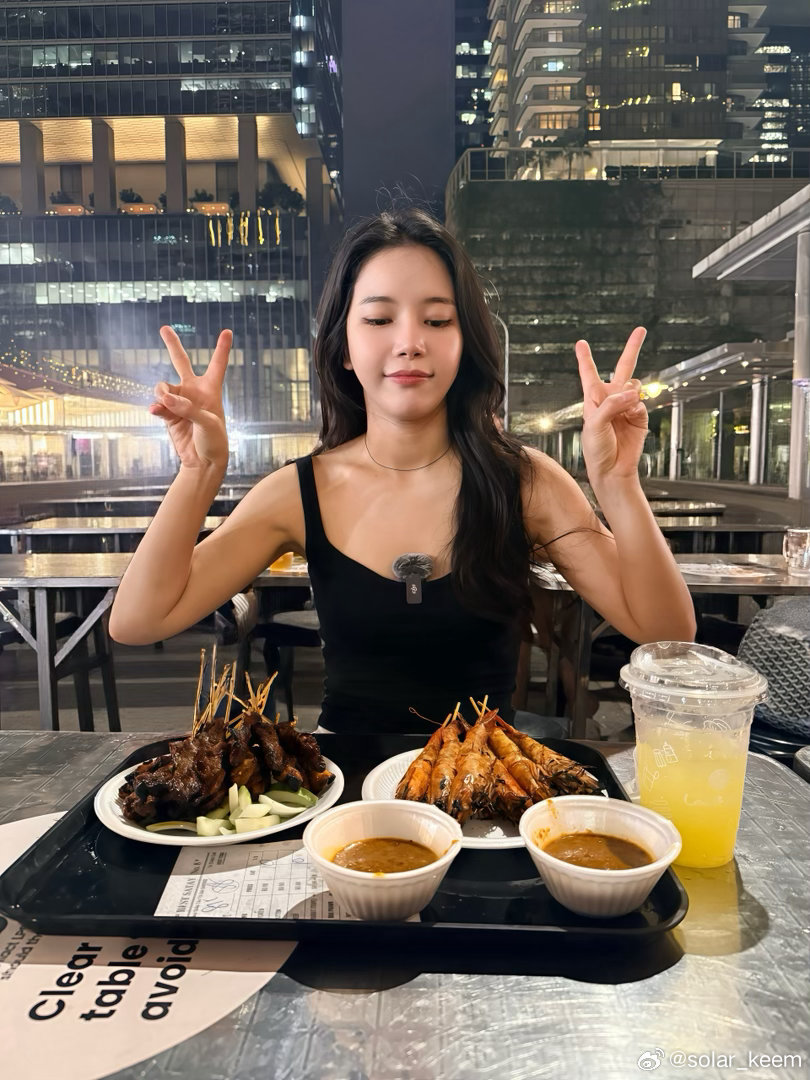 DragonKazoo77's tweet photo. Solar dressed up before her flight to Singapore so she could visit the city right after landing! She's such a J! https://t.co/dti2bSklTq