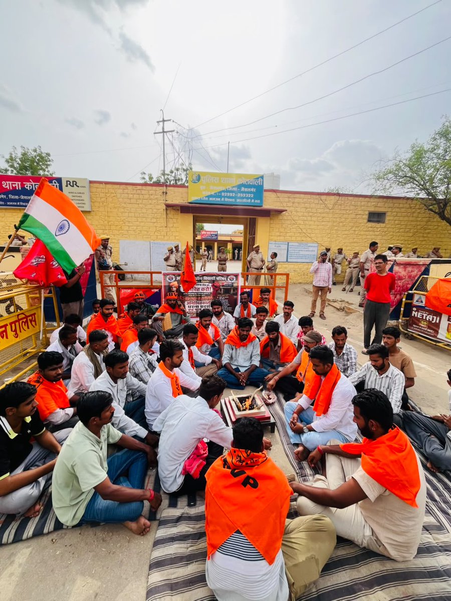 ABVPRaj's tweet photo. चार दिन का शांतिपूर्ण आंदोलन, अनिश्चितकालीन भूख हड़ताल और सद्बुद्धि यज्ञ...
इसके बाद भी यदि सरकार नहीं जागती, तो यह दुर्भाग्यपूर्ण है।
#RajasthanPoliceAnswer #RespectOurMartyrs https://t.co/hUjiytCDcg
