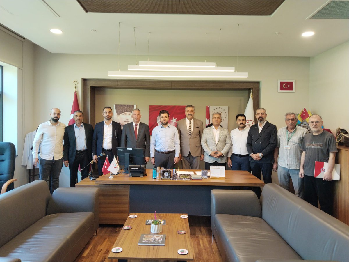 turksagliksengm's tweet photo. Elazığ'da Teşkilatımız ve Üyelerimizle Bir Araya Geldik

Genel Başkan Yardımcımız Yüksel Koçak, sendikal çalışmalar kapsamında Elazığ'ı ziyaret etti.

Elazığ Şube Başkanımız Adem Polat ve yönetim kurulu üyelerimizle birlikte, Elazığ İl Sağlık Müdürü Dr. Emrah Gecekuşu ziyaret edilerek sağlık ve sosyal hizmet çalışanlarının talep, beklenti ve yaşadığı sorunlar iletildi.

Fethi Sekin Şehir Hastanesi, Elazığ Ağız ve Diş Sağlığı Hastanesi, Elazığ Aile ve Sosyal Hizmetler İl Müdürlüğü, Baskil İlçe Devlet Hastanesi ve Maden İlçe Devlet Hastanesinde çalışanlar ile bir araya gelindi.

Ziyarette ayrıca Elazığ’da görevli iş yeri temsilcilerimizin katılımıyla bir değerlendirme toplantısı gerçekleştirildi.