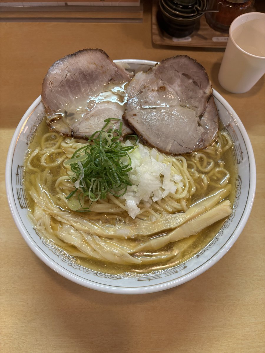 ISHUNTARO's tweet photo. 三代目しゅう＠中神
煮干しラーメン 塩

見るからに美味しそうな黄金色のスープ🍜✨いつもながらたまらない❗️最後まで夢中で啜りました。ごちそうさまでした。美味しかったです😋 https://t.co/RidGQAbE5h