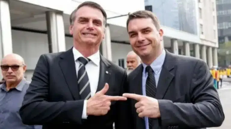PoliticariaBras's tweet photo. Vídeo criado por IA: advogado de Bolsonaro culpa campanha de Flávio, que pode ter candidatura cassada https://t.co/Oam2T5Oa5S https://t.co/WkHqPOMZCK