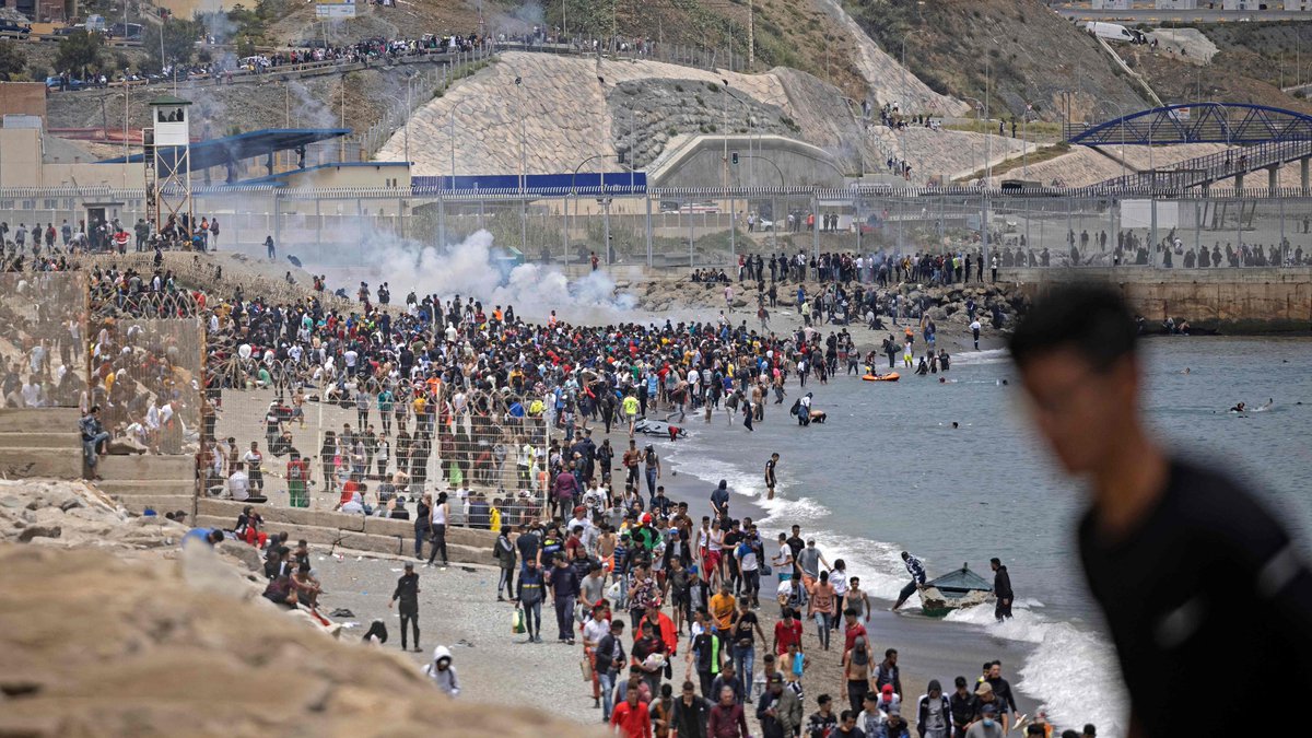 izquierdaesp's tweet photo. Lo que está ocurriendo en Ceuta es una vergüenza nacional. ¿A qué espera el Gobierno central para establecer el mando único, el cierre de la frontera y el despliegue del Ejército?
 
¿Si esto no es una emergencia nacional, qué lo es?

Sigue ⬇️ https://t.co/ukhb54vRtA