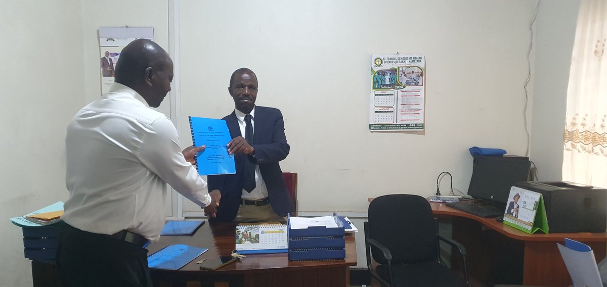 Metropolit18344's tweet photo. This Thursday, Mr Kabugo Deo, who has served as Deputy CAO @KisoroG for the last 3 months, handed over office to the PACAO Mr.  Rukundo Manasseh.
Mr. Kabugo has been transferred to @AruaDistrict as Acting CAO. 
His replacement has not yet been communicated. 
@MoLGUganda https://t.co/pLXEW0OLmE