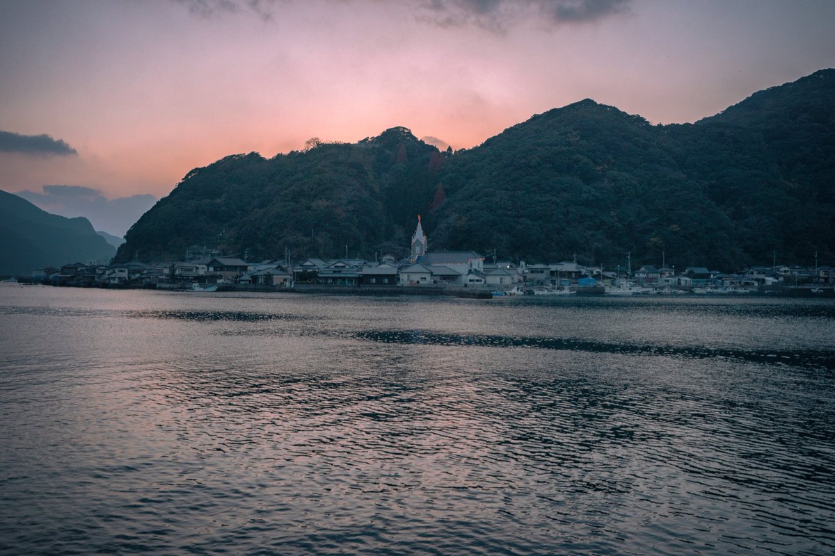 North_ern2's tweet photo. あえて被害が甚大な所の写真や映像はRTしないようにしているのだが、そのほかの地域や領域でもめちゃ行ったことのある土地や会社さんが被害受けててほんまに精神が傷むわね…。そう、天草も熊本なんですよ。地域や文化としては熊本と長崎のミックス感あり、キリシタンの遺風と冬でさえ燦々と注ぐ太陽光に満ちた西海の島々。それが天草諸島だ。たしかに九州本土から橋で直接渡れる三角半島側は地震の被害受けてるが、長崎の島原→鬼池港、鹿児島の長島→牛深のフェリー航路は運航してるし、夏季の天草は天国みたいな美しい場所よ。その昔、この島々を訪れた宣教師は「天草は天の草と書きます。つまり天の国です」的な話を書簡にして本国に送ってた話があるんだけどその感覚はまこと正しい。ぜひ行っておくれよな…。天草は、夏こそ至高なのだ！！！