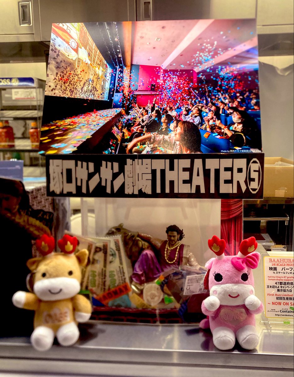 shin_bungeiza's tweet photo. 先日、大阪出張へ🐙
ならば！と西の同士である劇場、塚口サンサン劇場(@sunsuntheater )へ久々にお邪魔してまいりました🎊🎦
事前に連絡を取っていたのですが、丁寧に隅々までご案内頂きました🙌😊各シアターのことから音響やロビーの事、何を伺っても熱量が大変素晴らしく、映画を、映画館を愛しているのがひしひしと伝わってきて…とても刺激になりました‼️

同じ単館映画館としての編成の苦労や情報交換をしていたらあっという間の時間でしたが、東西で何かコラボできたらいいですね、一緒に映画館を守りましょう💪💨と心の握手を交わしてきました🤝

皆様、関西に行く際はぜひとも塚口サンサン劇場へ🎦🚶‍♂️ 普段塚口サンサン劇場をご利用の方も、東京へお越しの際はぜひとも新文芸坐へ🎦🚶‍♂️

#新文芸坐
#映画館訪問
#東西単館映画館仲間