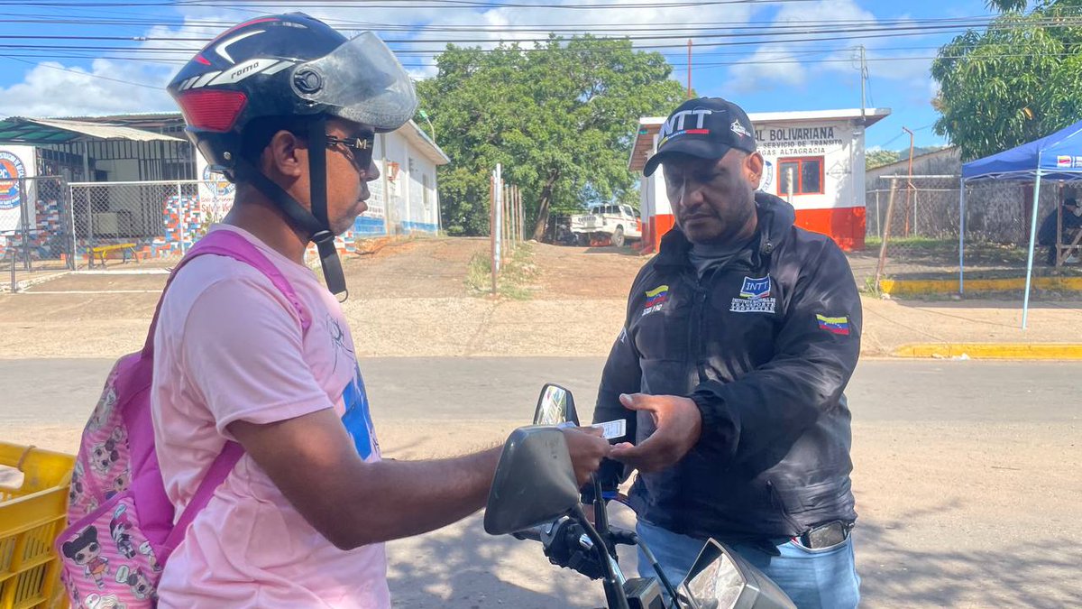InttContigo's tweet photo. Desde la avenida Soto Rojas, el INTT desplegó un operativo de prevención y concienciación vial dirigido a los conductores de Altagracia de Orituco, estado Guárico. https://t.co/j3MXqsDNYf