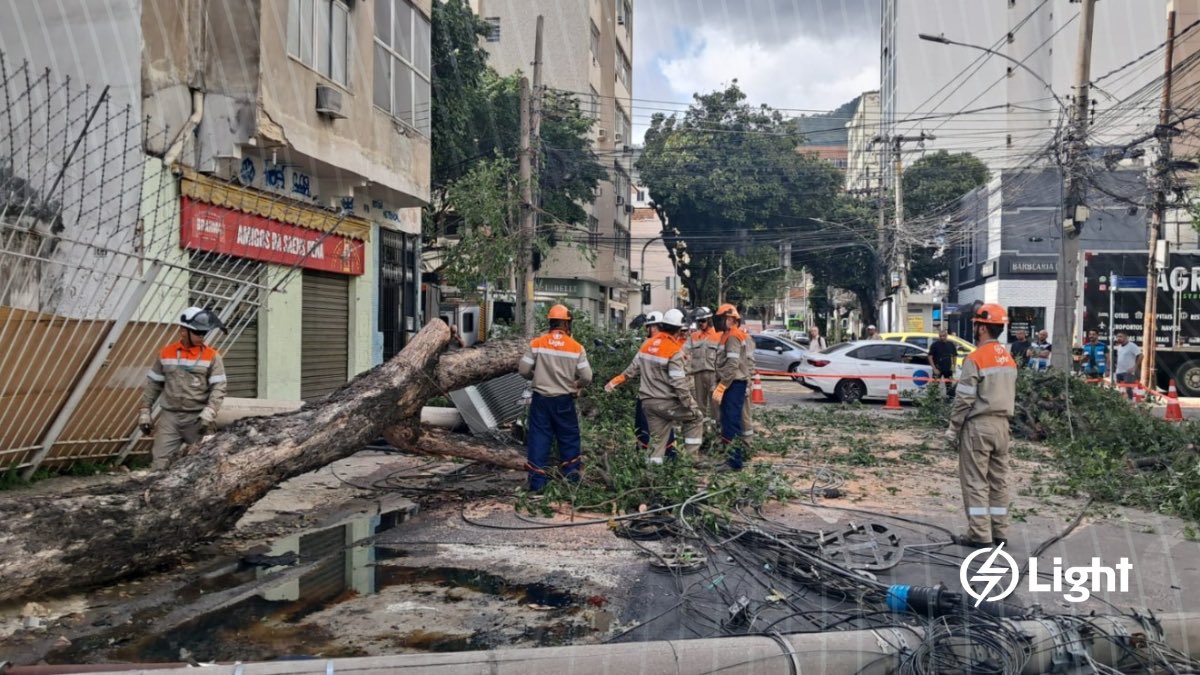 lightclientes's tweet photo. #LightInforma Reforçamos nosso plano operacional e mais de 2 mil profissionais estão mobilizados, em campo, para agilizar o atendimento às áreas ainda afetadas pelo forte vendaval que atingiu o Rio ontem (29/7). Nossa prioridade é normalizar o serviço para os clientes afetados o mais rapidamente possível.