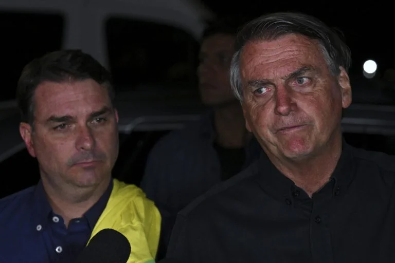 PoliticariaBras's tweet photo. Moraes deixa Jair e Flávio Bolsonaro sem saída: ou pai volta para cadeia ou filho fica inelegível https://t.co/8SM7QW0IPU https://t.co/T5PGaN4Cpr