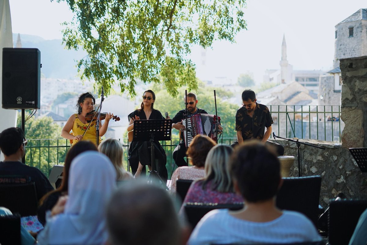 yeemostar's tweet photo. 🇹🇷 Mostar Yunus Emre Enstitüsü ev sahipliğinde Mostar Yazı Festivali kapsamında, Martenitsa Grubu’nun konseri gerçekleştirildi.
Martenitsa, Balkan müzik geleneğini ve Türk makamlarını kendine özgü yorumuyla bir araya getirdi.
https://t.co/cWnDGBal48

@yeeorgtr https://t.co/y3JUWTrGSm