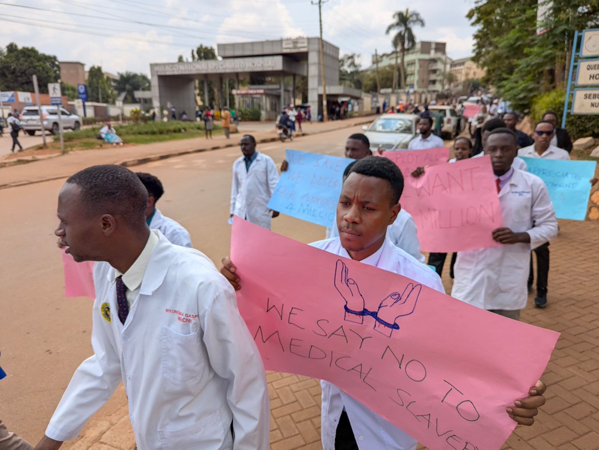 MunRichards's tweet photo. #payallmedicalinterns
#75percentofcrespcadre
@MinofHealthUG @DianaAtwine @CHRISBARYOMUNS1 @MinofHealthUG @KagutaMuseveni @TheUMAofficial https://t.co/nCL9ww0nGN