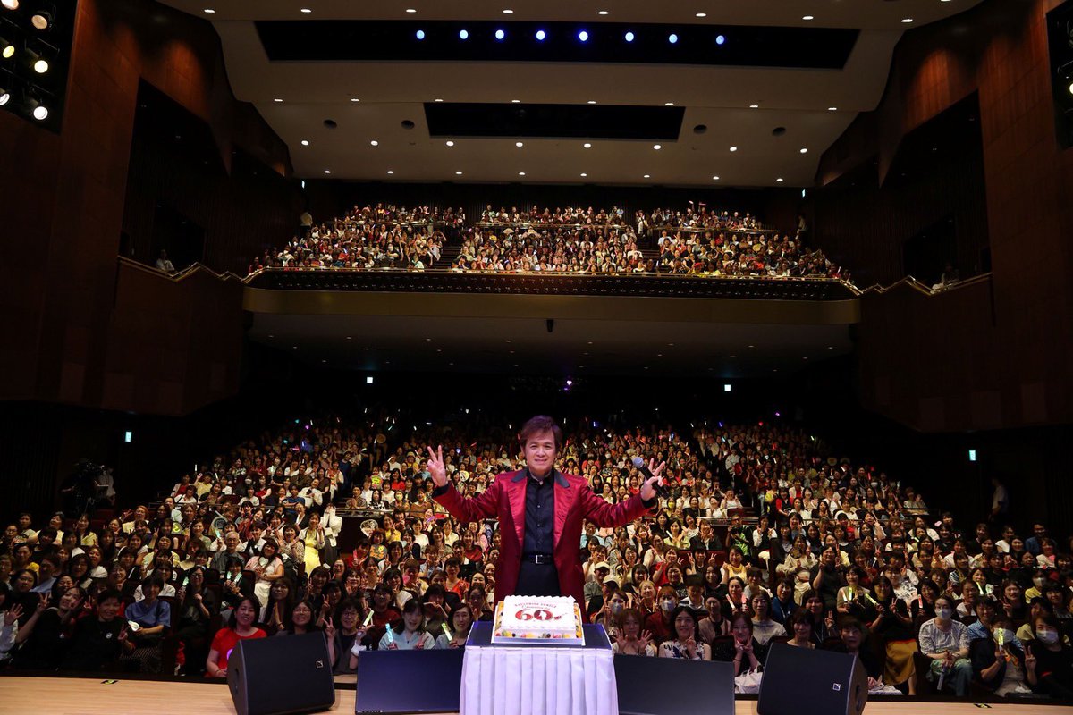 katsuhideuekusa's tweet photo. 本日、名古屋最終日🎂

東京、大阪、名古屋と各地でお祝いをしていただき幸せな60歳を迎えることができました！
本当にありがとうございました‼️

まだまだこれからもみんなにたくさん会えるように頑張るぞ〜🐘 https://t.co/dy0xjN6Eh9