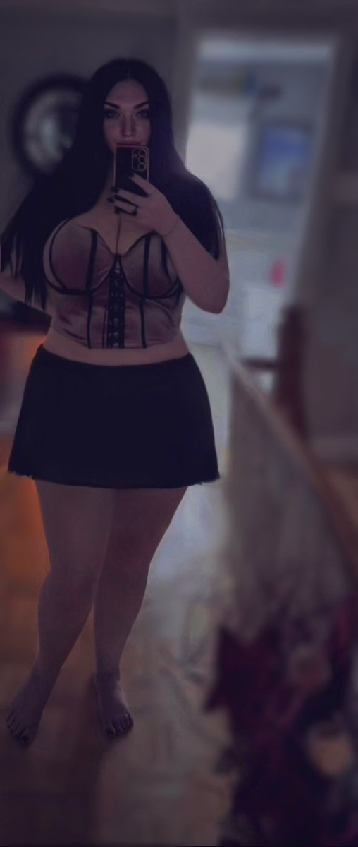 𝔏𝔞𝔲𝔯𝔞 𝔐𝔞𝔯𝔰🥀 tweet media