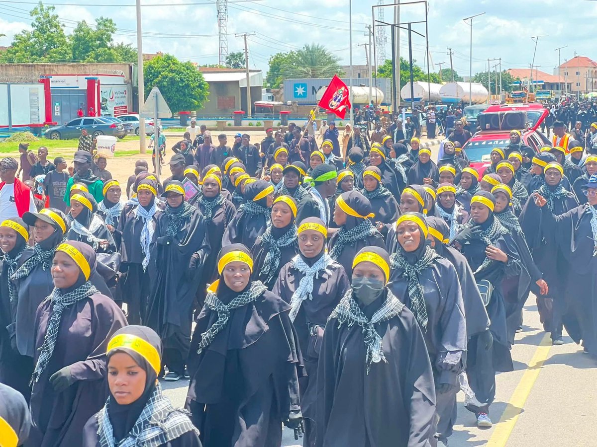 AdamARog's tweet photo. Participants in the ongoing Arbaeen symbolic trek, organised by followers of Sheikh Zakzaky, paused to observe prayer and take a lunch break before continuing the procession commemorating the martyrdom of Imam Hussain and his companions in Kano #LabbaikaYaHussain #ArbaeenWalk2026 https://t.co/unnEUoJ3mn