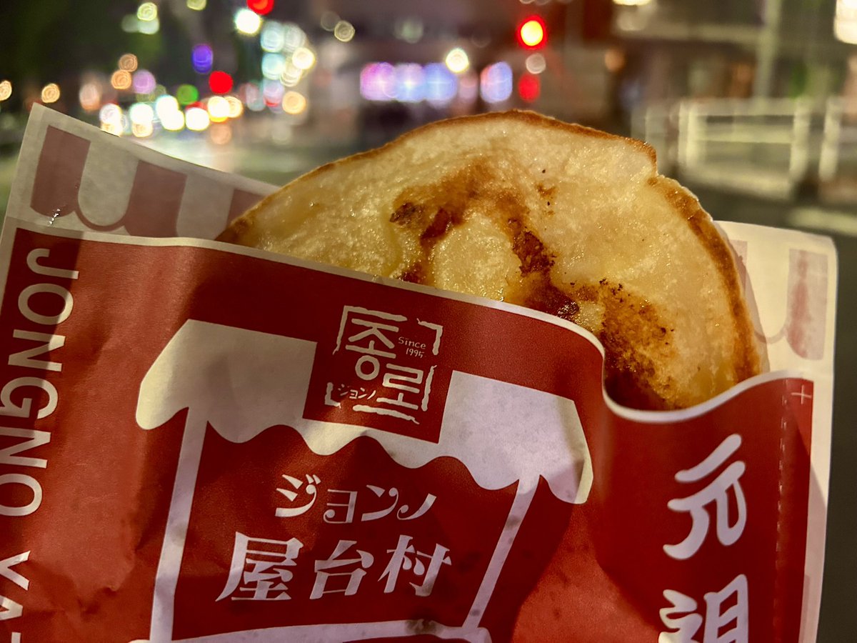 kt_y07's tweet photo. もうすぐ誕生日だし、韓国で人気のお菓子「ホットク」でも食べるか〜 https://t.co/TuvzSuNKbB