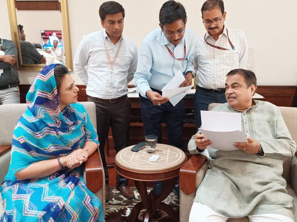 news21national's tweet photo. #Rajsamand: राजसमंद की सड़क परियोजनाओं पर दिल्ली में अहम बैठक, सांसद महिमा कुमारी ने नितिन गडकरी से की चर्चा
#News21National
#Rajasthan #NitinGadkari #RoadDevelopment #Highways #Infrastructure #BreakingNews #News21 @nitin_gadkari @BjpMahimakumari @RajCMO https://t.co/tqcssj0iZs