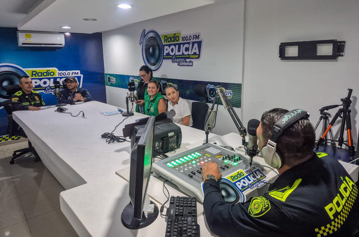 ProteccionPonal's tweet photo. Llevamos a #Ibagué un mensaje de prevención mediante el programa radial "Conectados para Proteger", promoviendo la identificación de riesgos, las señales de alerta y la denuncia frente a la trata de personas🎙️🤝.
 #JuntosPorLaNiñez https://t.co/ssZoZzh4hO