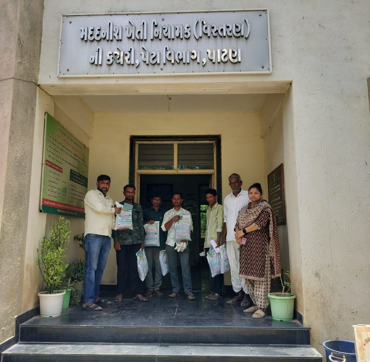 patangsmandal's tweet photo. ગ્રામ સેવકો દ્વારા ખરીફ સીઝન  ની વિવિધ યોજના અંતર્ગત બિયારણ તેમજ કીટ વિતરણ...
#Krushi_Utpadakta_Vrudhdhi_Abhiyan #gramsevak
@Guj_gramsevak
@gujagridept
@rcmeenaias
@jitu_vaghani
@CMOGuj
@irushikeshpatel https://t.co/2bFnmbUfdx