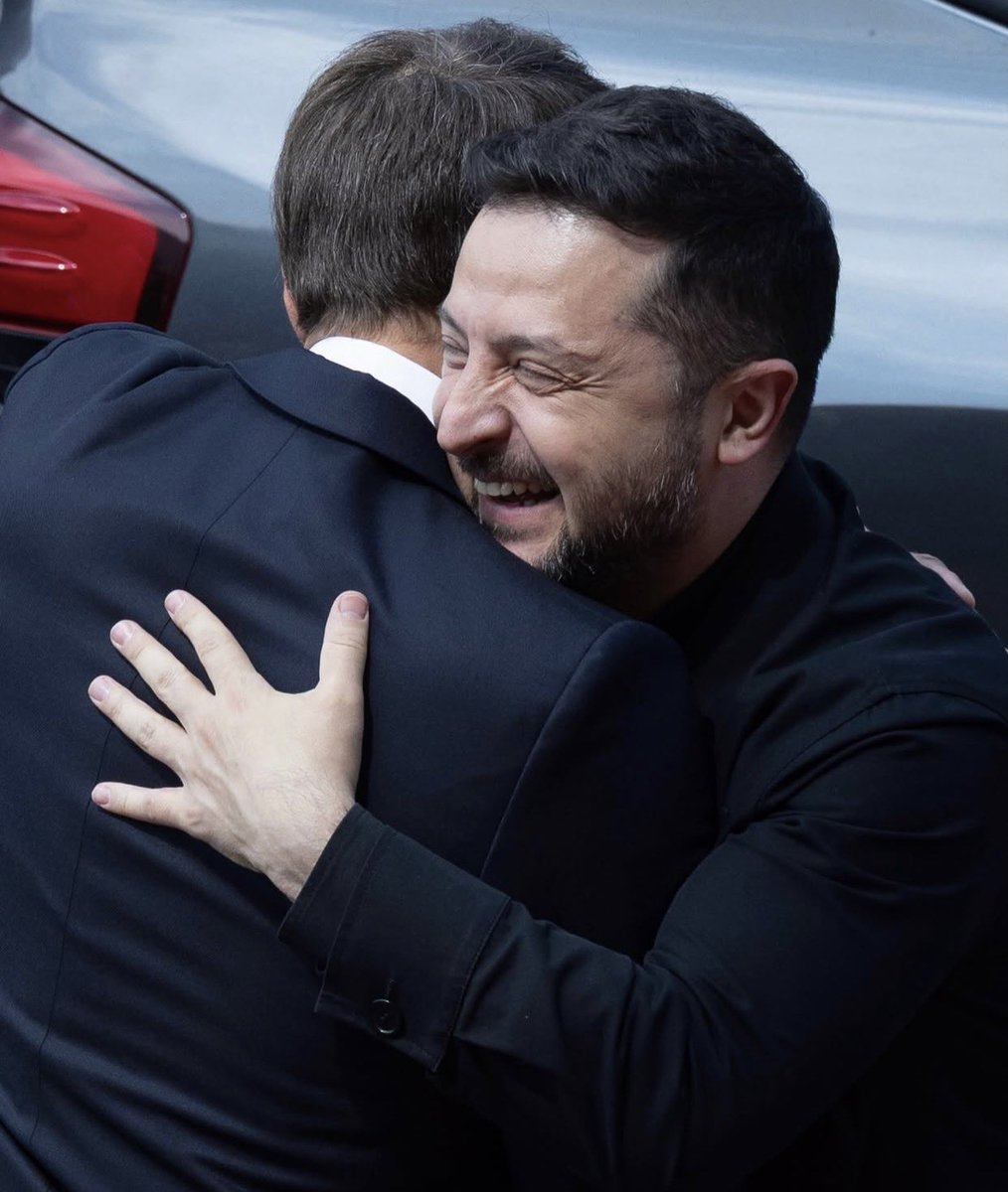 PhilippeBUERCH's tweet photo. Il est des destins exceptionnels qui se croisent et se reconnaissent entre-eux, bien avant que le temps ne grave les évidences, l’histoire en est souvent témoin. 

Ces deux présidents y laisseront une empreinte au chapitre de la résilience, de l’inattendu, mais aussi d’une fraternité charnelle au service de la paix, capable de déjouer tous les pronostics annoncés.

Ces images d’une complicité inédite et inspirante, nous laissent entrevoir qu’il ne saurait y avoir de véritable force politique, sans une force exacerbée de l’humain.