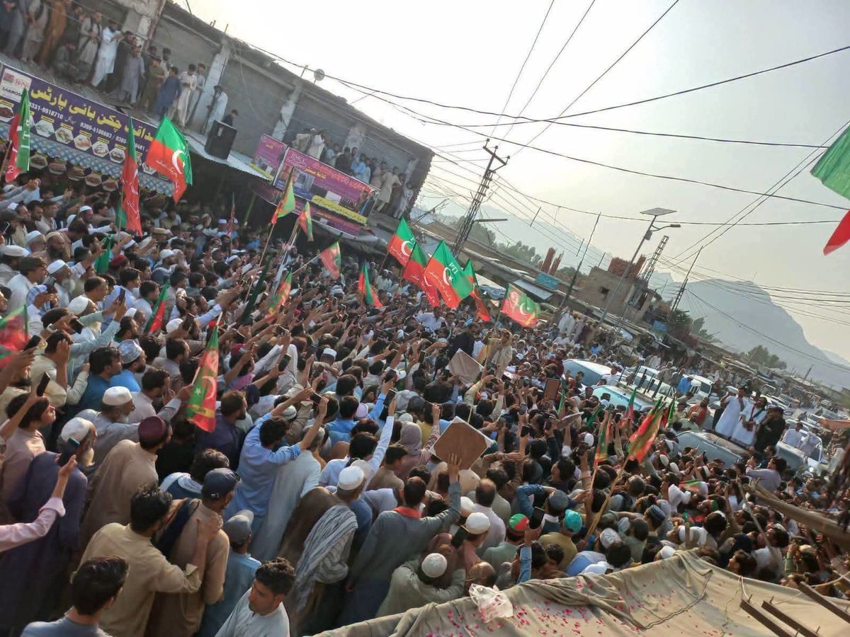 masoomamiradv's tweet photo. میاں منڈی بازار سے انقلابی تصاویر 
رہا کرو رہا کرو 
عمران کو رہا کرو https://t.co/V5Fh4EH1jw
