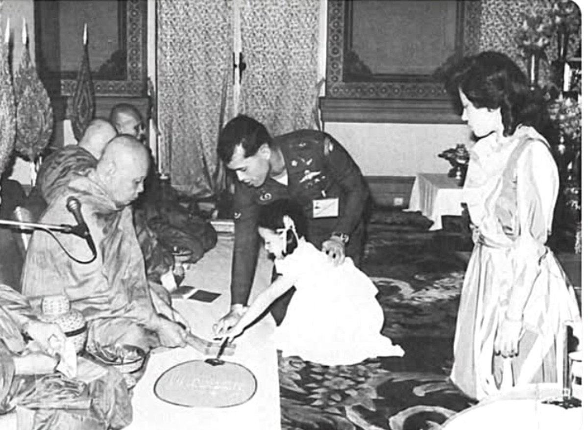 nivimutti's tweet photo. พัดแห่งความหมาย ในวันที่คิดถึงสุดหัวใจ 🙏🙏🙏 https://t.co/sN8E7TEgjG