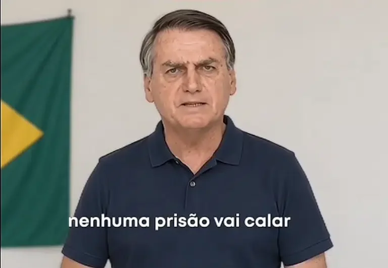 PoliticariaBras's tweet photo. A regra do TSE é clara: punição para vídeo fake de Bolsonaro com IA é cassação de Flávio https://t.co/Kzo7tp2bls https://t.co/PtoRlzrrX8