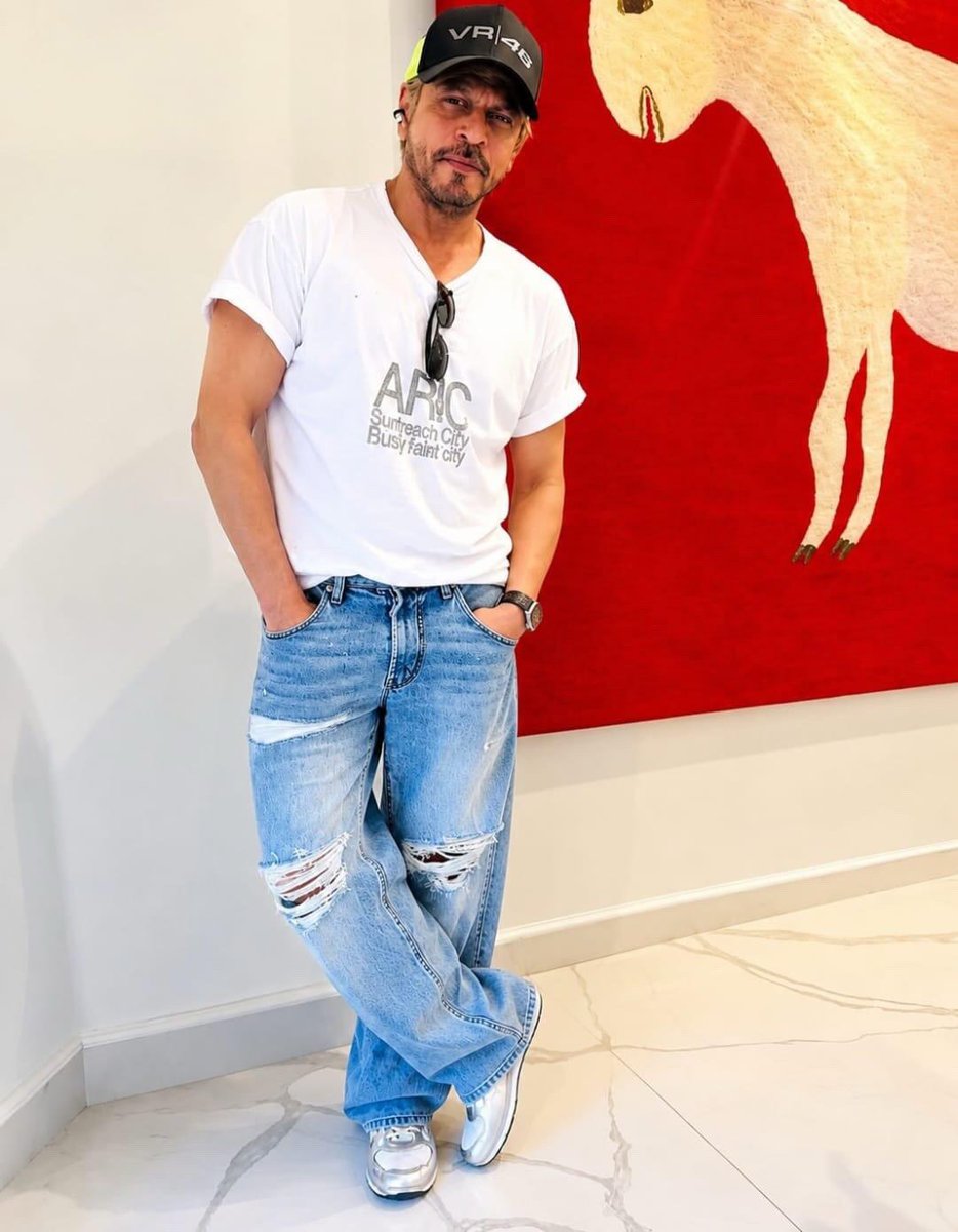 teamsrkfc's tweet photo. [More]: Stylish King Shah Rukh Khan in London 😍 

@iamsrk

#ShahRukhKhan #SRK #TeamShahRukhKhan #King https://t.co/KATqlxdXUl