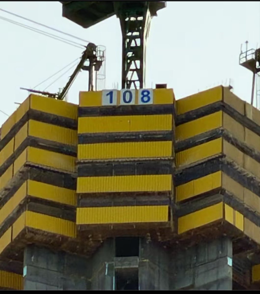 SaudiTraderX99's tweet photo. 🏗️ تحديثات برج جدة:

🇸🇦 وصل البرج رسمياً إلى الدور 108، بارتفاع يقارب 434 متراً.

📏 المتبقي نحو 566 متراً للوصول إلى الارتفاع النهائي المستهدف فوق 1,000 متر، مع بقاء 59 دوراً إنشائياً للوصول إلى الدور 167.

التحليل: تقدم البناء يعيد المشروع إلى الواجهة، والرهان الآن على استمرارية التنفيذ حتى لقب أطول برج في العالم.
https://t.co/ez2Zsv04rU
#برج_جدة #جدة #السعودية #المشاريع_الكبرى #العقار #البناء