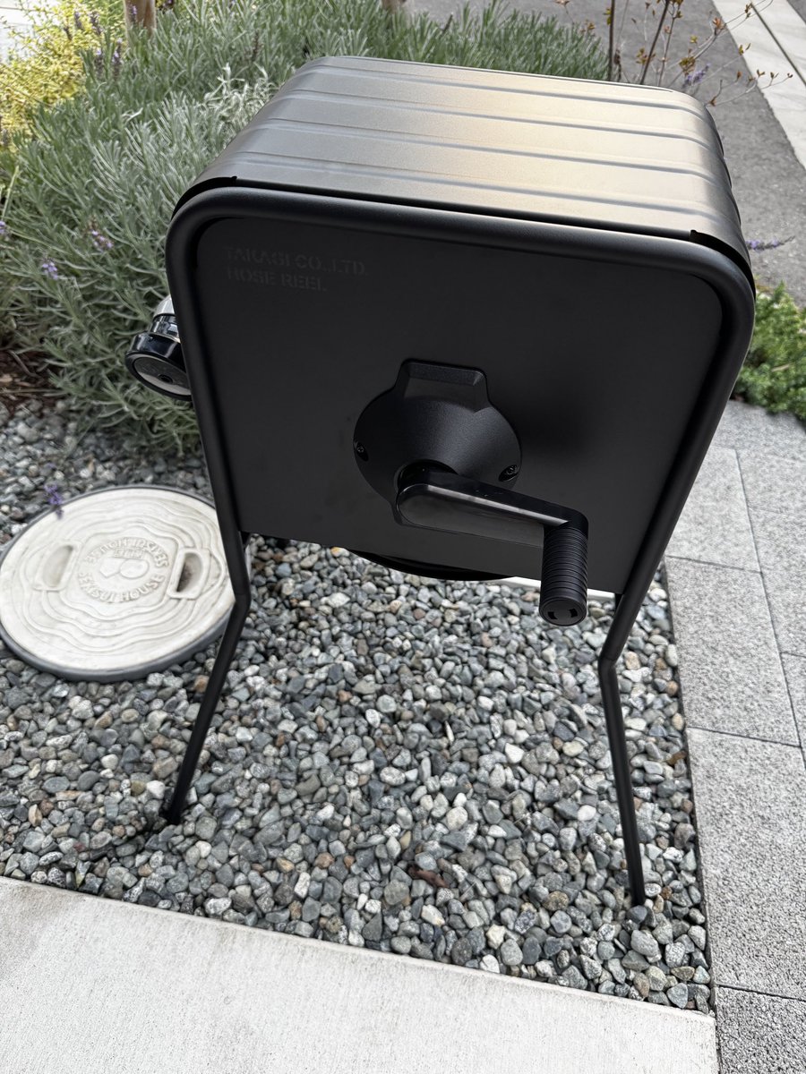 dreamhome2024's tweet photo. 結局、腰痛対策のために脚付きのホースリールにしました🫡
公式で買ったので2年保証付き👍
#タカギホースリール

ベルバーン（外壁）の色に合わせてブラックにしました🫶 https://t.co/PktpsuiSNl