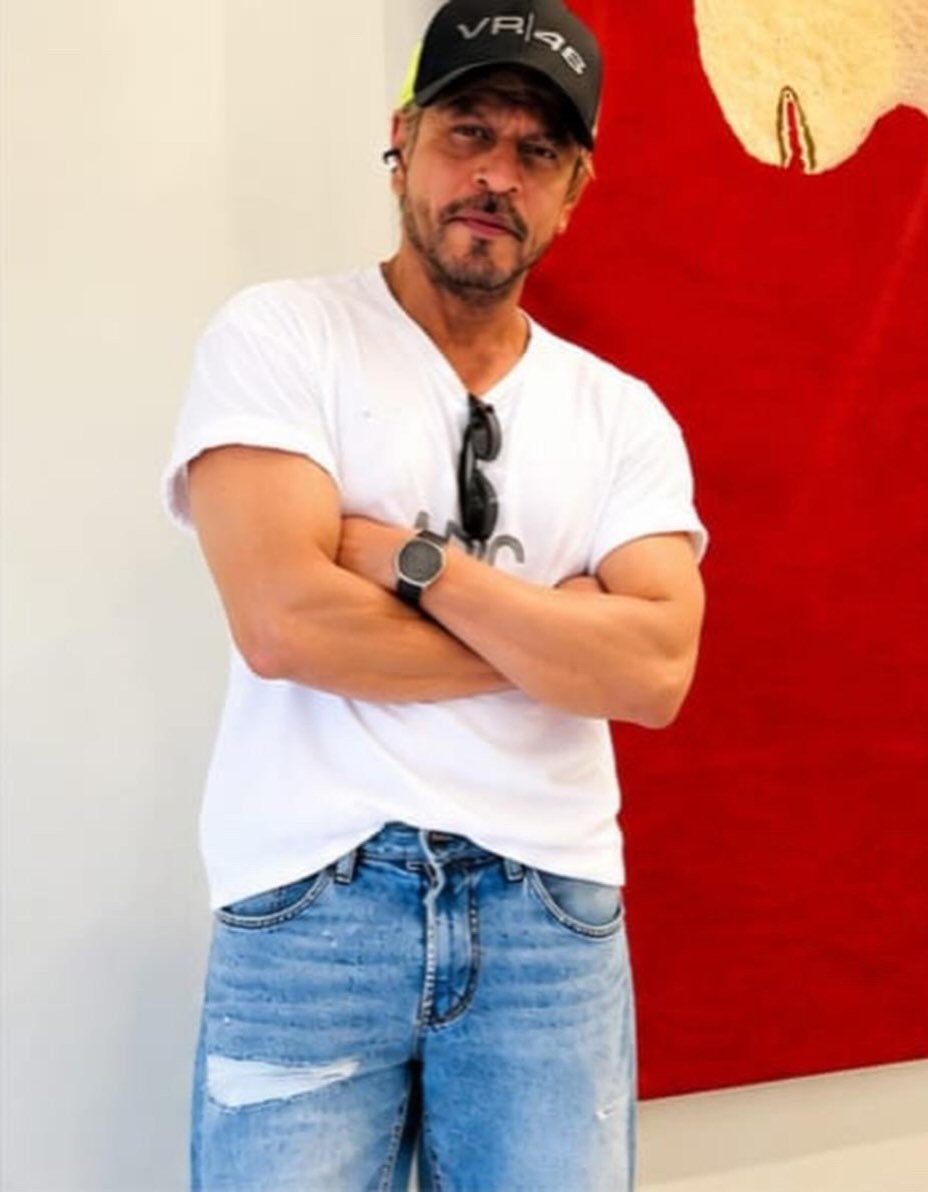 teamsrkfc's tweet photo. [More]: Stylish King Shah Rukh Khan in London 😍 

@iamsrk

#ShahRukhKhan #SRK #TeamShahRukhKhan #King https://t.co/KATqlxdXUl