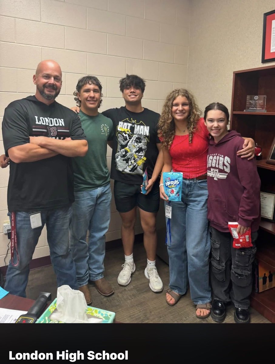 Paul_Zepeda's tweet photo. So proud of these students. Especially my son. @JP_Zepeda40! #LeadersLead #LeadersServe Doing the right thing because it's the right thing to do!

@CoachSmith_A61 
@kyle_cathers 
@arnoldzuniga18 
@SaritaRG09 
@cclondonpirates 
#ClassOf2027
#LondonPirates https://t.co/sQlghcXlIE
