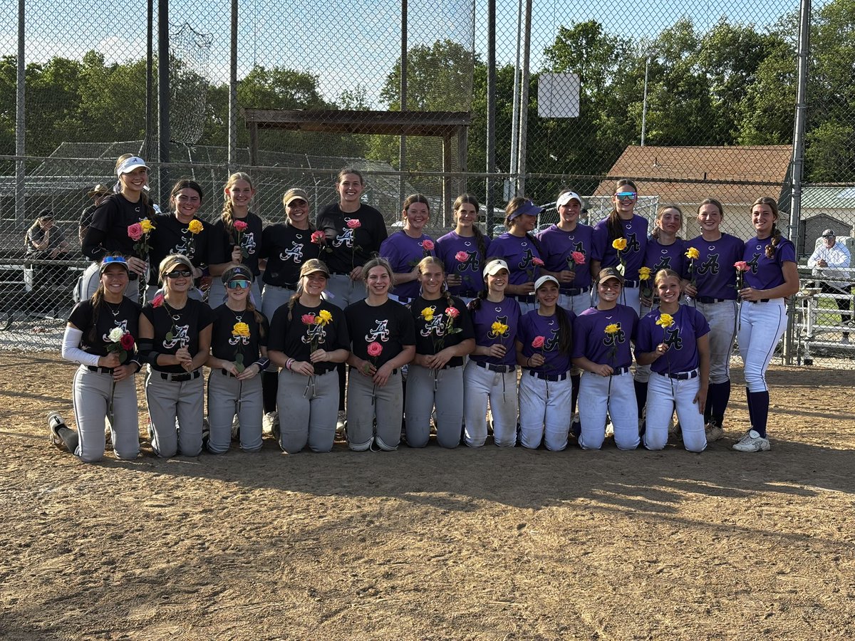 SophieHall00008's tweet photo. So proud of my team for closing out the season 40-11! I had so much fun with these girls! Good luck to all my teammates as HS season gets started! 
@AcesFPMidMO @tbartlett76 @shelbielea_18 

Season stats ⤵️
AVG .394
OBP .437
14 RBI, 39 Runs
16 SB
FPCT .930 on 71 TC https://t.co/9eMKE6STFo