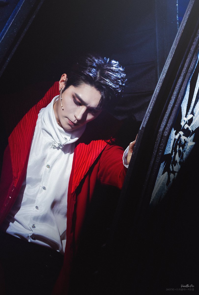 VanillaPic's tweet photo. 260730 <드라큘라> 커튼콜
#전동석 드라큘라

백작님 미모 감동적..✨ https://t.co/v9Pcpaoni1