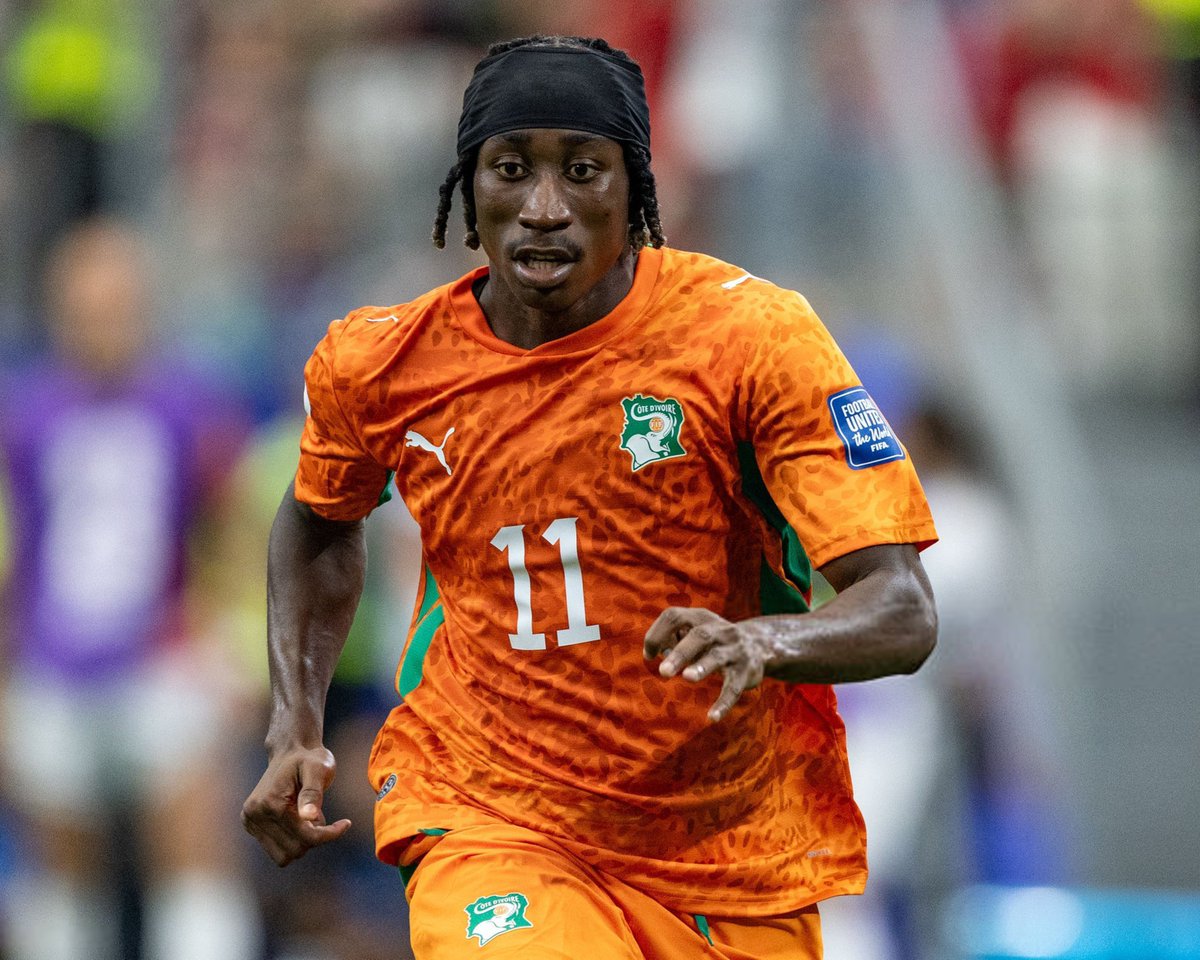 Soje2384's tweet photo. Dossier Yann Diomandé… 

Yann a un accord avec le Real pour un salaire de 3,5M nets sur 5 ans.  Il gagne 1M aujourd’hui.  Ici on donne les chiffres🤣

Leipzig et le Real ont eu un accord verbal sur 120M bonus inclus le weekend dernier. D’où le « here we go » de Fabrizio. Il avait donc raison à ce moment là. 👌

Après son communiqué le PSG est revenu à la charge et a proposé 130M.  Donc Tanzi avait aussi raison quand il disait que Paris n’avait pas abdiqué. 👌

Mais cette fois c’est le joueur qui a refusé et qui a clairement indiqué qu’il veut aller à Madrid.

Leipzig s’est donc retourné vers le Real et attend les 130 M et non plus 120. Le Real espère boucler d’ici demain ou samedi au plus tard.  

Les ventes précipitées aujourd’hui aideront à finaliser ce transfert et ses commissions👌