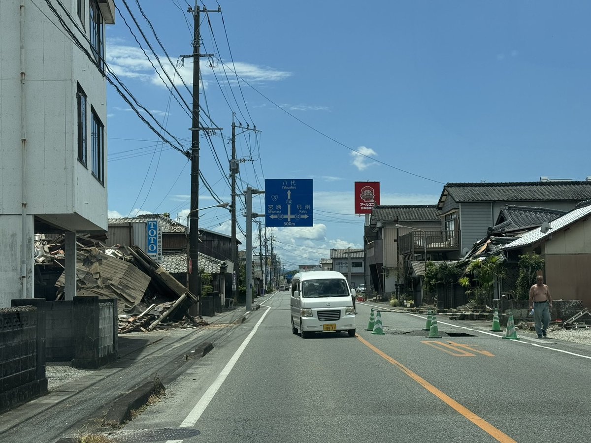 chitose___takai's tweet photo. この度の震災において、改めてお亡くなりになられた皆さまに哀悼の意を表し、被災された皆さまに心よりお見舞い申し上げます。

危険な猛暑のなか、水道や電気、ガスといったライフラインが復旧していない箇所も、未だ多くあります。

そのような中にあっても、自分のことより他人のこと。文句どころか感謝の言葉ばかり口にされる被災者の皆さまには、本当に頭の下がる思いです。

昨日から小川議員と連携し支援活動を行なっております。ご自身も被災されていますが、自らを顧みず必死で尽力されています。

引き続き小川議員連携し、刻一刻と変わる現場の要望に耳を傾けつつ、必要な支援を行って参ります。

また、国会議員の方々とも情報共有を行い、現地の声を国にも届けて参ります。

皆さまには、被災地にお心を寄せていただき、心より感謝申し上げます。

引き続きご支援いただけますと幸いです。

〈熊本県 義援金〉
詳しくは以下をご覧ください↓
https://t.co/i9uAqkcZhz