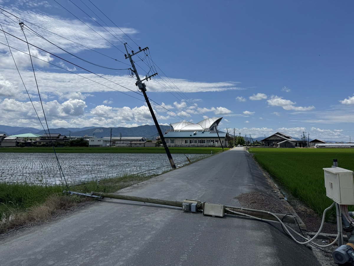 chitose___takai's tweet photo. この度の震災において、改めてお亡くなりになられた皆さまに哀悼の意を表し、被災された皆さまに心よりお見舞い申し上げます。

危険な猛暑のなか、水道や電気、ガスといったライフラインが復旧していない箇所も、未だ多くあります。

そのような中にあっても、自分のことより他人のこと。文句どころか感謝の言葉ばかり口にされる被災者の皆さまには、本当に頭の下がる思いです。

昨日から小川議員と連携し支援活動を行なっております。ご自身も被災されていますが、自らを顧みず必死で尽力されています。

引き続き小川議員連携し、刻一刻と変わる現場の要望に耳を傾けつつ、必要な支援を行って参ります。

また、国会議員の方々とも情報共有を行い、現地の声を国にも届けて参ります。

皆さまには、被災地にお心を寄せていただき、心より感謝申し上げます。

引き続きご支援いただけますと幸いです。

〈熊本県 義援金〉
詳しくは以下をご覧ください↓
https://t.co/i9uAqkcZhz