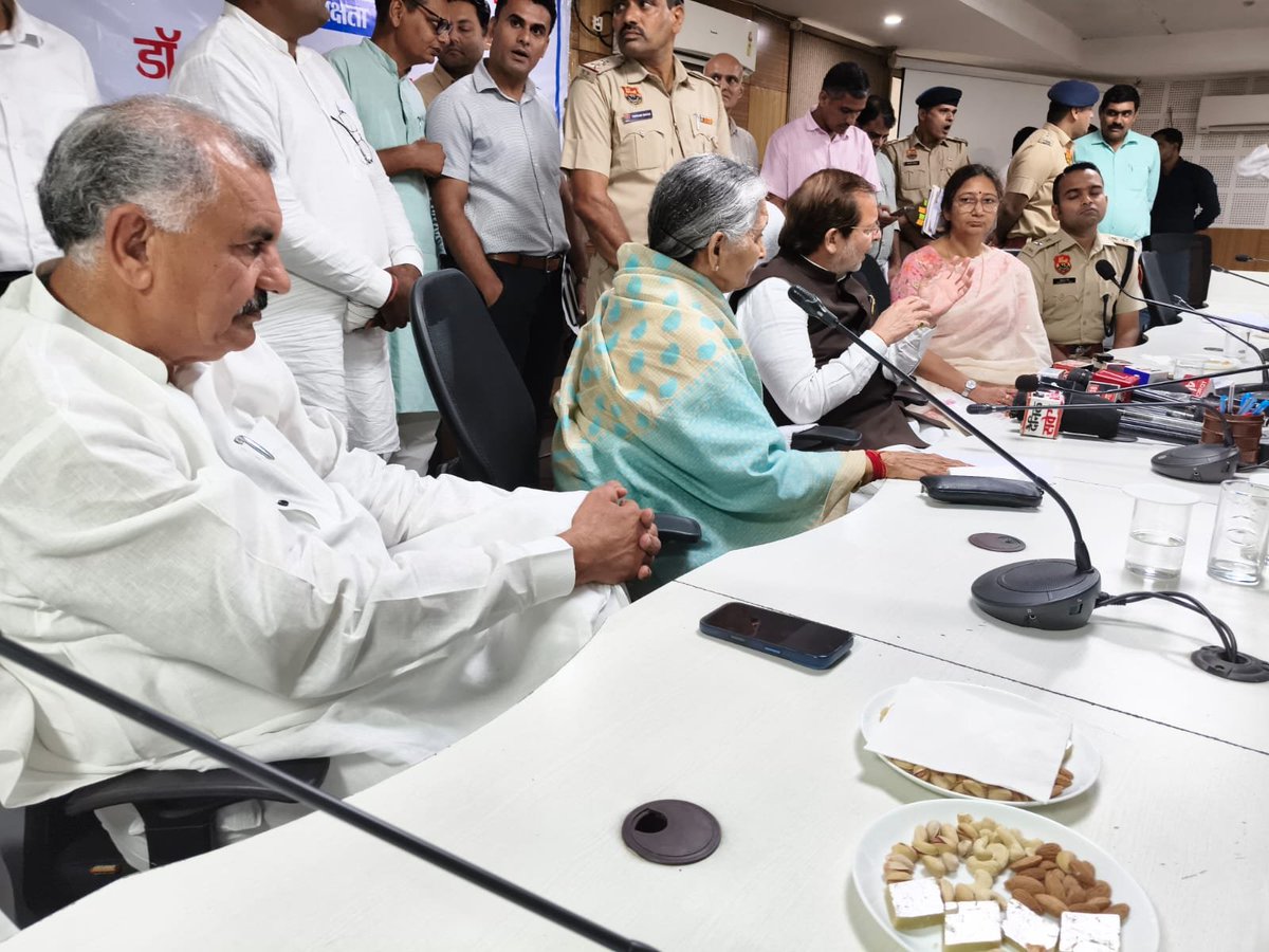 SavitriJindal's tweet photo. आज माननीय सहकारिता मंत्री श्री अरविंद कुमार शर्मा जी की अध्यक्षता में मिनी सचिवालय, हिसार में आयोजित जिला विकास एवं निगरानी समिति की बैठक में सहभागिता की। 🙏

बैठक में वर्ष 2026-27 हेतु जिला योजना की ��मीक्षा एवं अनुमोदन पर विस्तृत चर्चा हुई। 

हिसार के सर्वांगीण विकास हेतु हम निरंतर प्रयासरत हैं।