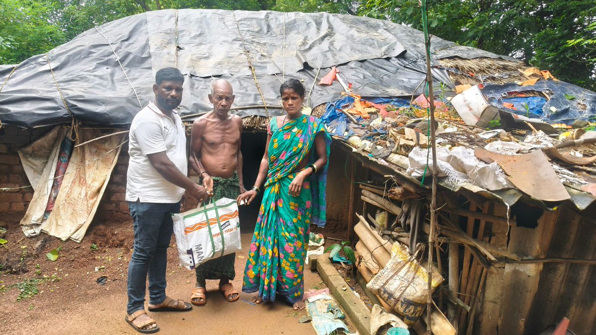 Manojdasbjp's tweet photo. ଆଜି ଆମ କ୍ଲବ୍ ଦି ୟୁଥ୍ ମାସ ତରଫରୁ ବ୍ୟାସନଗର ପୌର ପରିଷଦ ୱାର୍ଡ ନଂ–୨୬ ଜଗନ୍ନାଥ ବସ୍ଥିରେ ସ୍ଥାନୀୟ ଜନ ଜନ ସାଧାରଣଙ୍କୁ ଛତା ଓ ଗ୍ରୋଷାରୀ ସାମଗ୍ରୀ ବଣ୍ଟନ କରିବା ସହ ସେମାନଙ୍କ ବିଭିନ୍ନ ସମସ୍ୟା, ଉପରେ ବିସ୍ତୃତ ଆଲୋଚନା କଲୁ। https://t.co/HrLU6pTpLQ