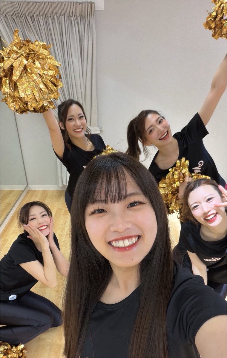 Momoka_alphas's tweet photo. 暑い日が続いていますね☀️
最近は梅やレモン、つるむらさきやズッキーニなど、夏野菜を食べて元気をチャージしています🍋🌿

先日はポニーテールの日でした🐴❣️
みんなでスタジオで過ごした日のオフショットをお届けします🫰🏻 https://t.co/bPiva2QD8t