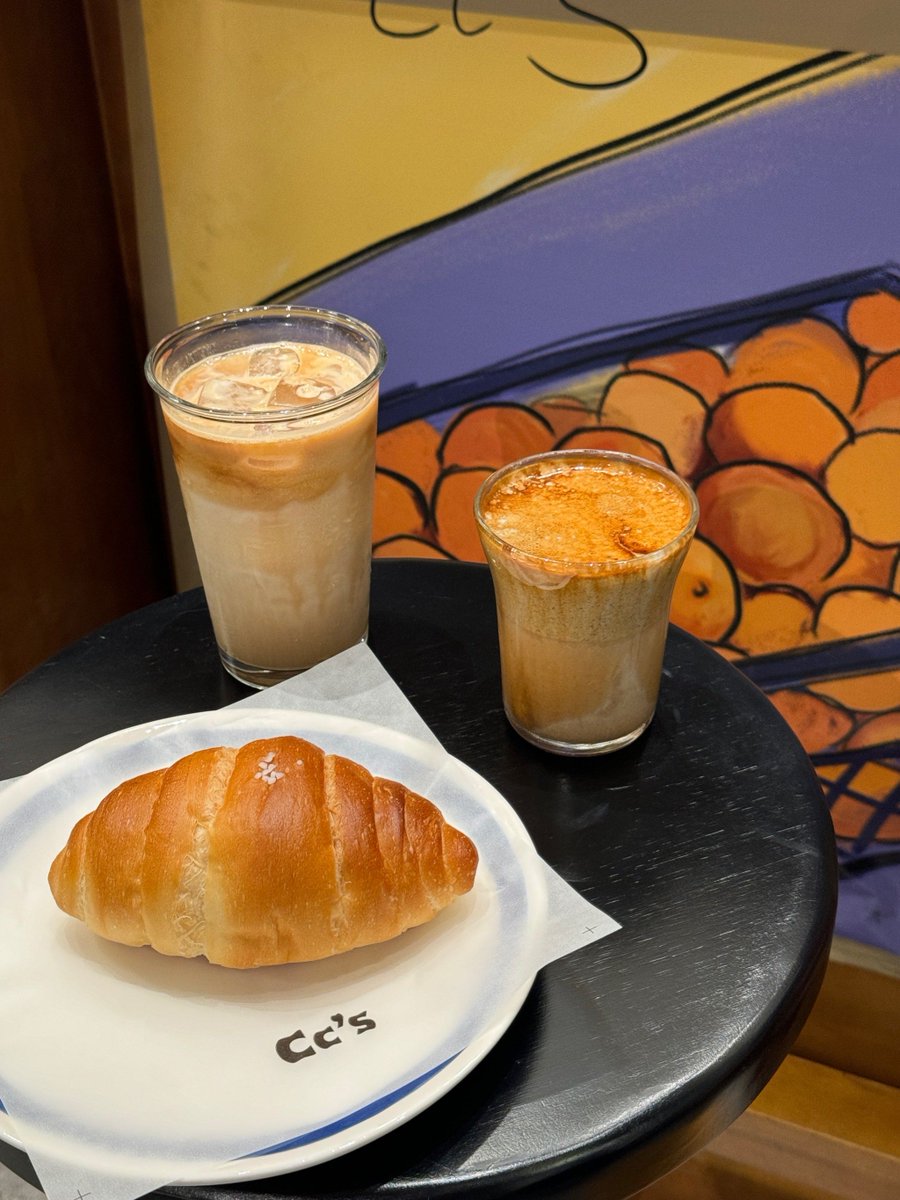 SheilaPaladin's tweet photo. The first autumn breeze carries crisp apples and falling golden leaves—perfect for a cozy walk with a warm latte. https://t.co/odOl0QjqLp