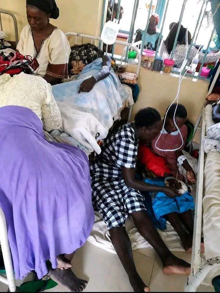 caytenjoki's tweet photo. Ukistaajabu ya Garissa unapatana na ya Nakuru.
Susan Kihika where are you?
Why are patients sharing hospital beds n others sleeping on the floor 
We deserve better as citizens of this country https://t.co/OU124k4uVY
