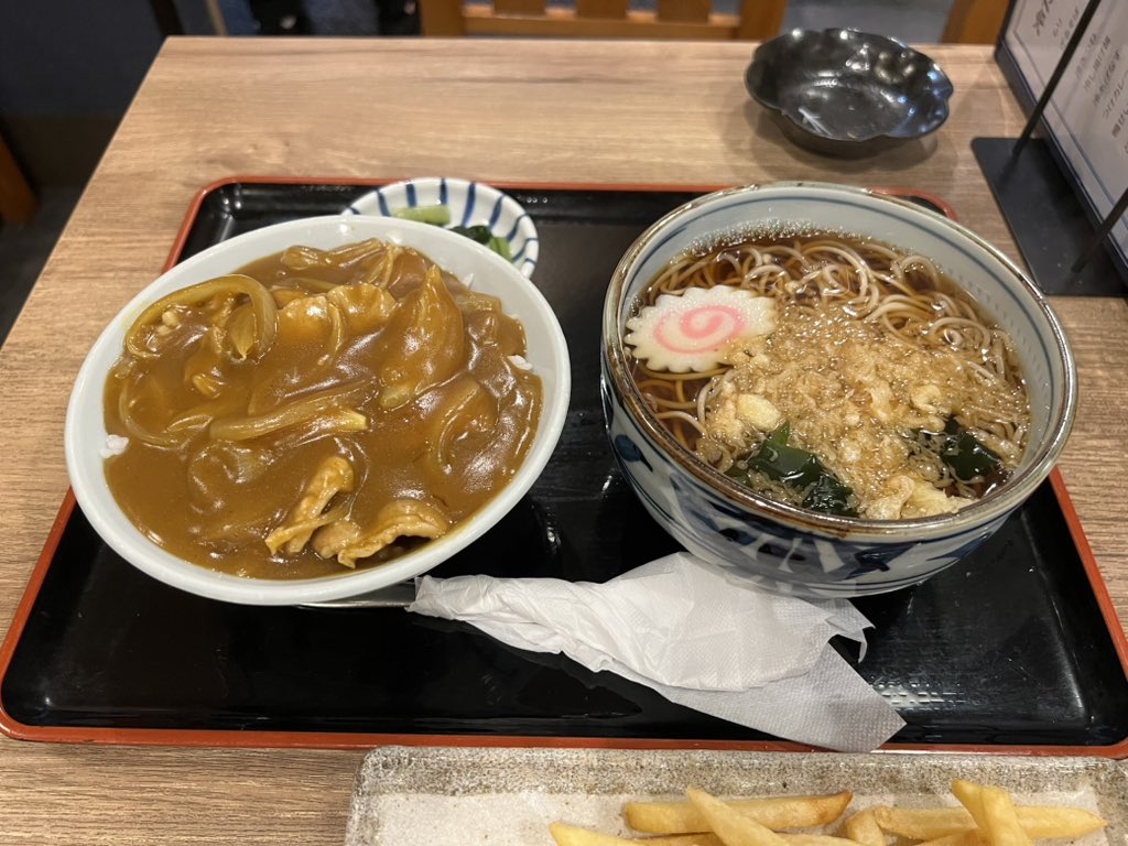 osugi_810's tweet photo. 今夜は最寄の蕎麦屋で
カレー丼ミニたぬきそばセットと
ポテトフライにしました♬😋✨ https://t.co/hgds85Z8RK